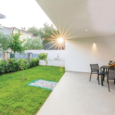 Vakantiehuis Luxurious In Biograd With Sauna