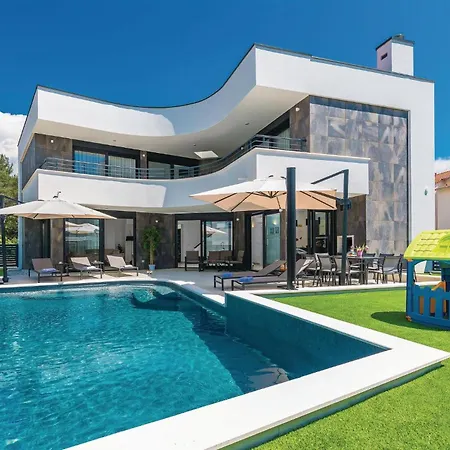 Vakantiehuis Luxurious In Biograd With Sauna