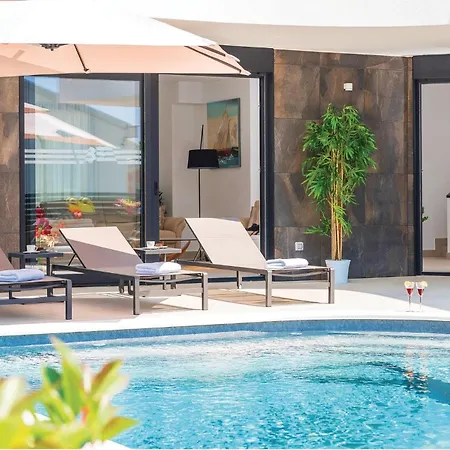 Vakantiehuis Luxurious In Biograd With Sauna