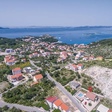 Vakantiehuis Luxurious In Biograd With Sauna