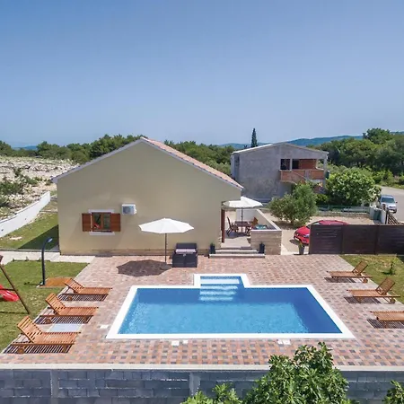 Vakantiehuis Luxurious In Biograd With Sauna *