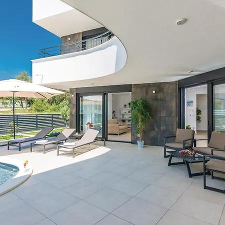 Vakantiehuis Luxurious In Biograd With Sauna