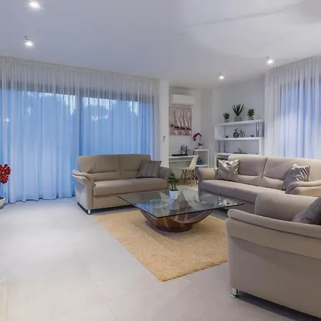 Vakantiehuis Luxurious In Biograd With Sauna