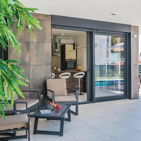 Vakantiehuis Luxurious In Biograd With Sauna *
