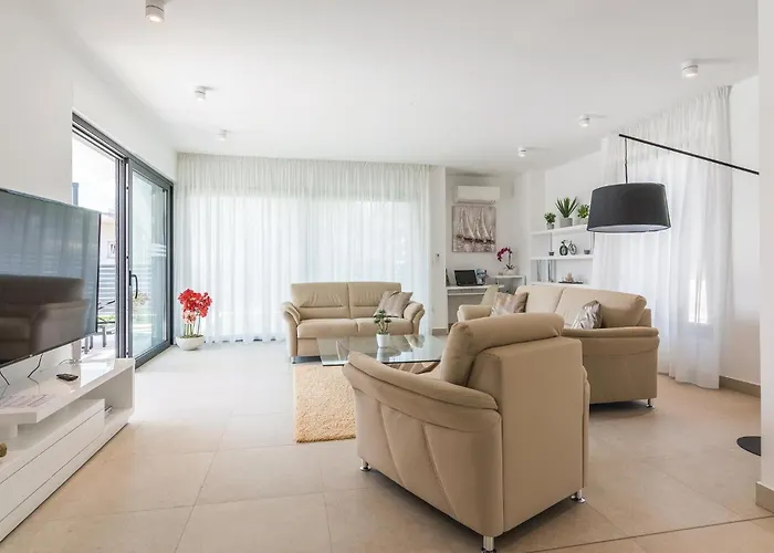 Amazing In Biograd With Kitchen Vakantiehuis *